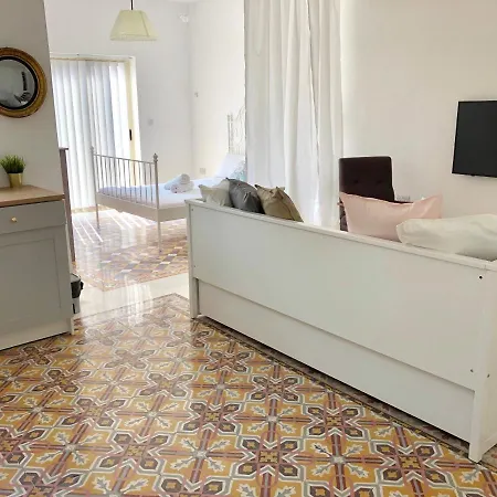 Stylish In Exiles Guest house *
